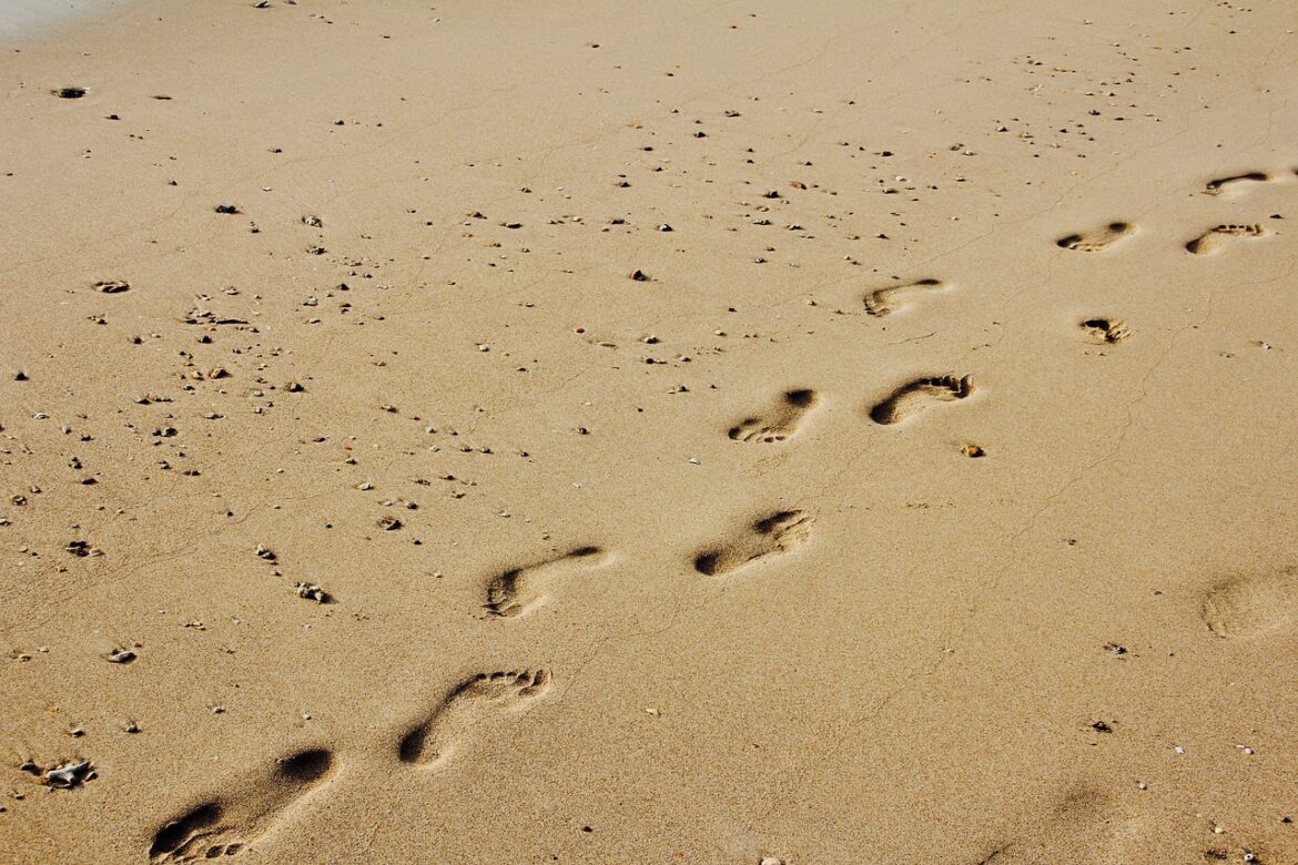 footprints-1189780_1280