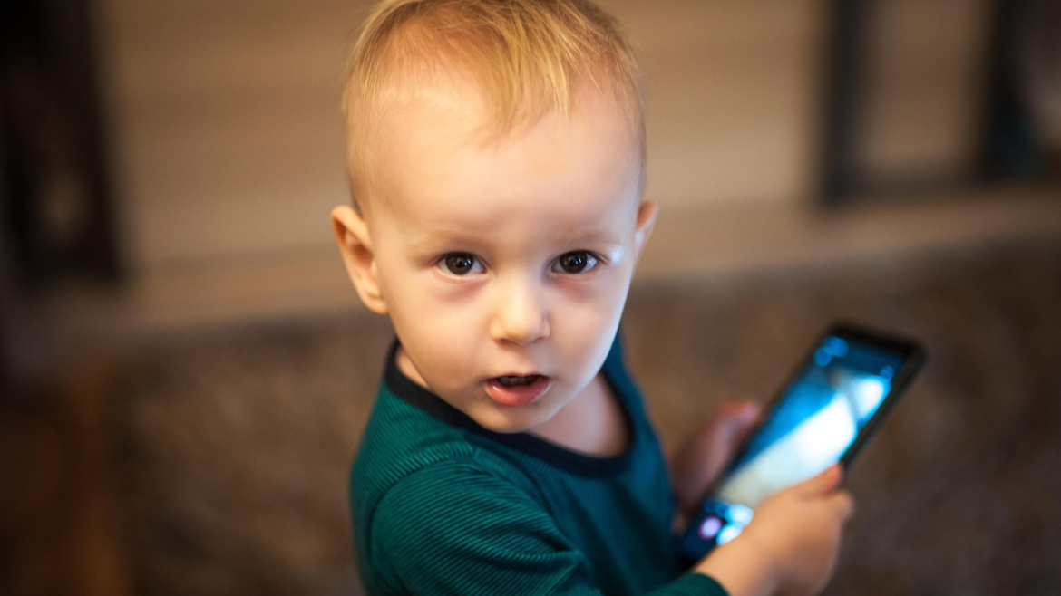Baby use smartphone